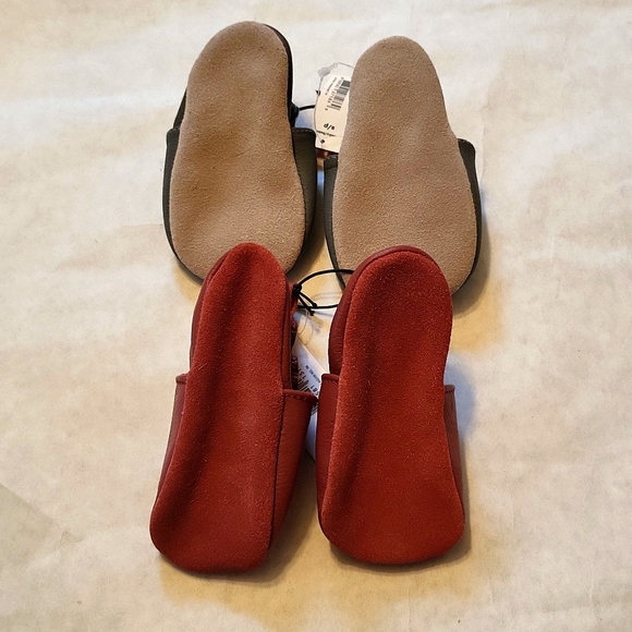 NWT two pair of baby moccasins - Picture 8 of 8